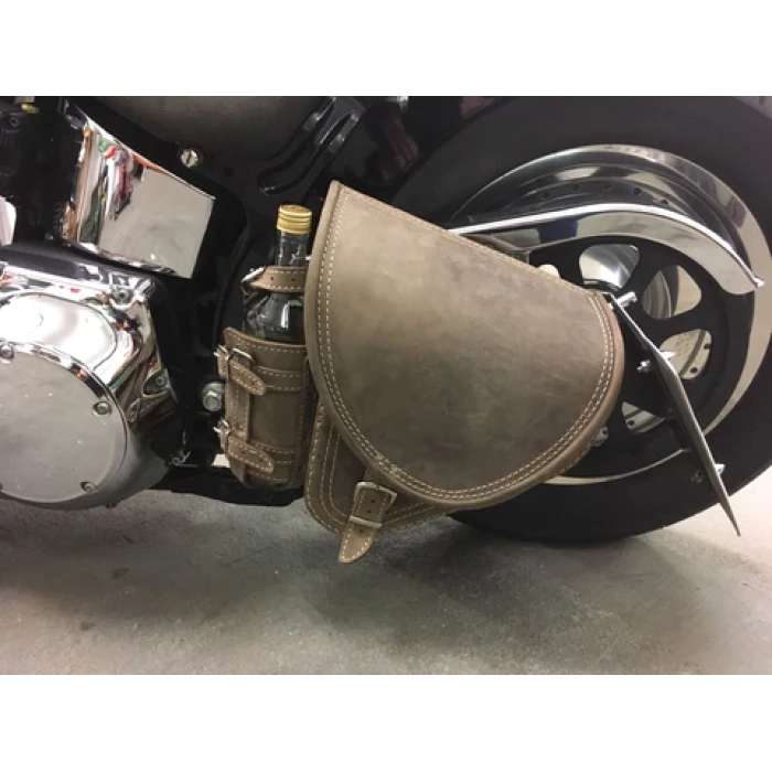 BBP Custom Diablo Brown Schaukeltasche mit Flaschenhalter passend für Harley-Davidson Softail IMG 2378 0efb9803 4b4b 44aa 8065