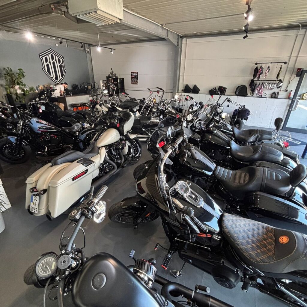 An- und Verkauf 1 BBP Customs – Deutschlands beste freie Harley-Davidson Werkstatt An- und Verkauf bbp showroom uebersicht sq